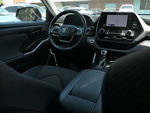 Used 2024 Toyota Highlander LE FWD image 21