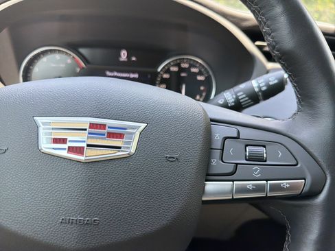 Used 2023 Cadillac XT4 Luxury w/ Cold Weather Package FWD image 29