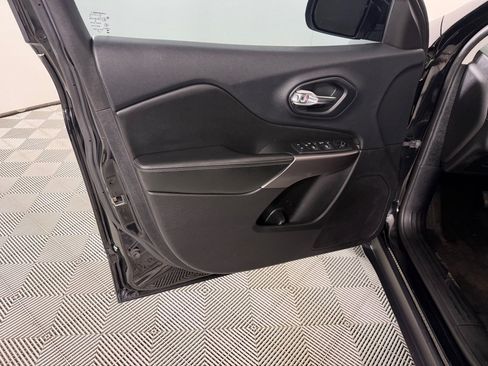 Used 2019 Jeep Cherokee Latitude w/ Popular Appearance Group FWD image 9