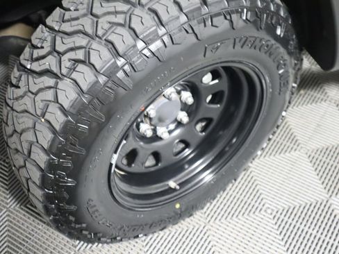 Used 2019 Toyota Tacoma TRD Off-Road w/ Technology Package AWD/4WD image 17