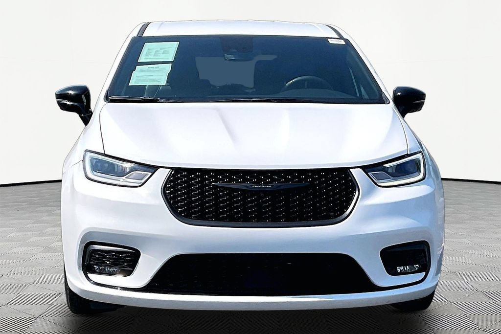 Used 2024 Chrysler Pacifica Limited FWD image 2