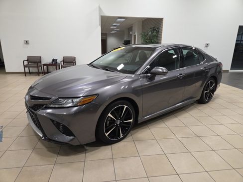 Used 2018 Toyota Camry XSE image 3