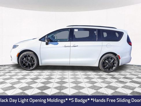 New 2026 Chrysler Pacifica Limited w/ Uconnect Theater Family Group image 9