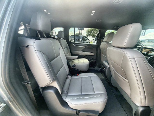 Certified 2026 GMC Acadia Elevation w/ Elevation Premium Package FWD image 26