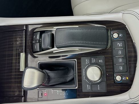 Used 2017 Lexus LS 460 w/ Ultra Luxury Package RWD image 25