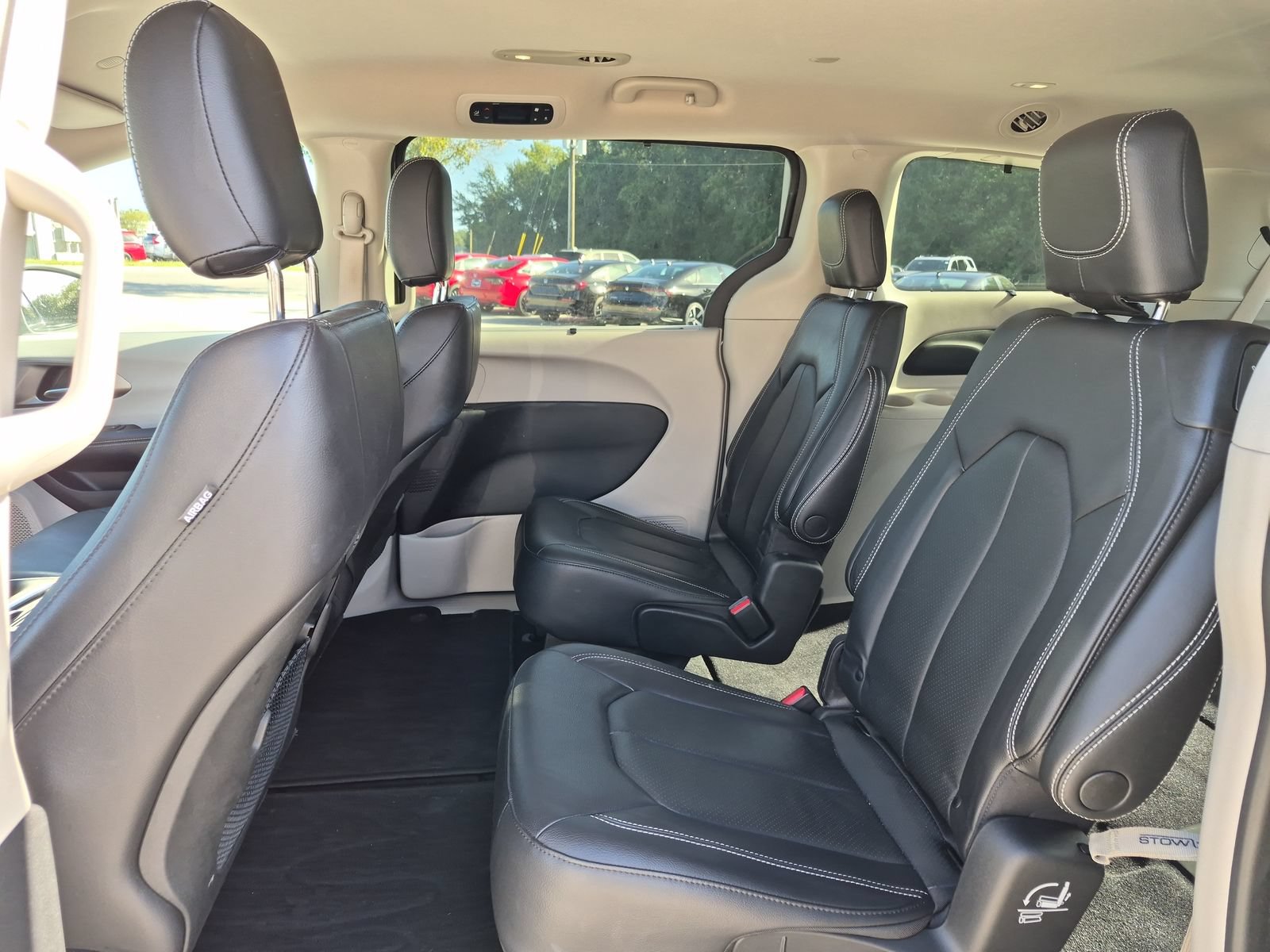Used 2022 Chrysler Pacifica Touring-L FWD image 16