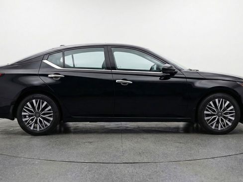 Used 2025 Nissan Altima 2.5 SV image 11