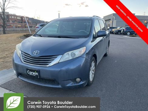 Used 2013 Toyota Sienna XLE image 3