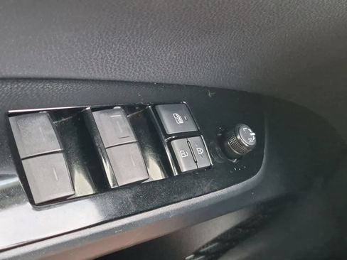 Used 2019 Toyota Prius XLE AWD/4WD image 28