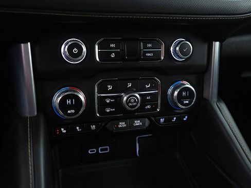 Used 2023 GMC Yukon XL SLT image 24