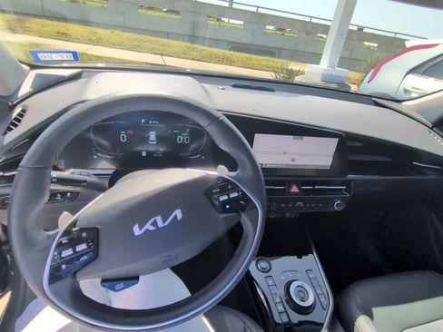 Certified 2023 Kia Niro EX w/ EX Cold Weather Package FWD image 4