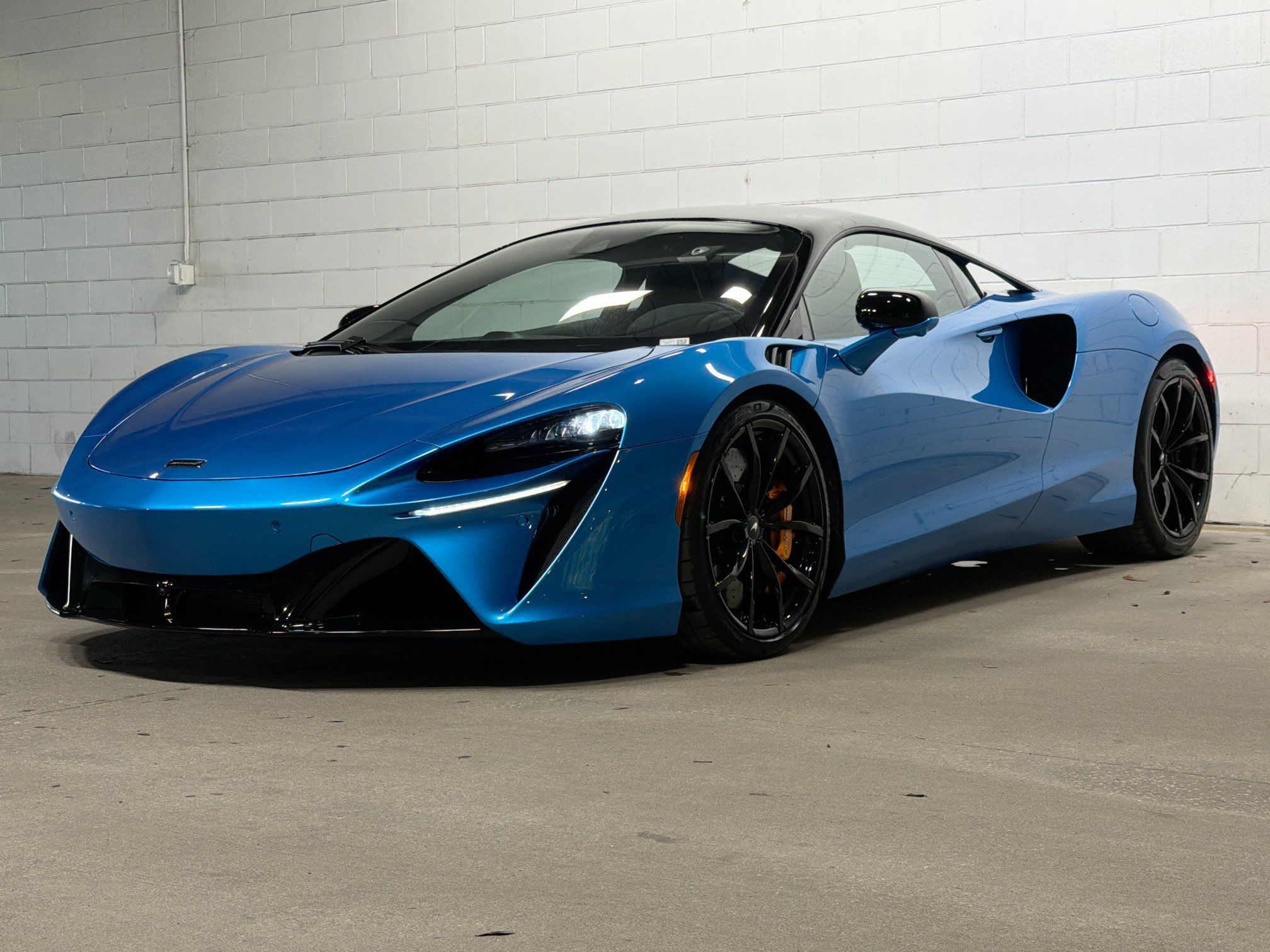 Used 2023 McLaren Artura RWD image 1