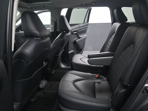 Used 2023 Toyota Highlander XLE AWD/4WD image 16