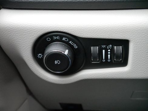 Used 2024 Chrysler Pacifica Touring-L image 27