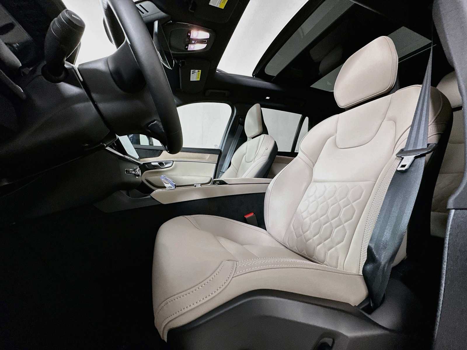 New 2026 Volvo XC90 T8 Plus w/ Protection Package AWD/4WD image 18