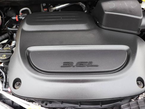 Used 2024 Chrysler Pacifica Touring-L FWD image 58