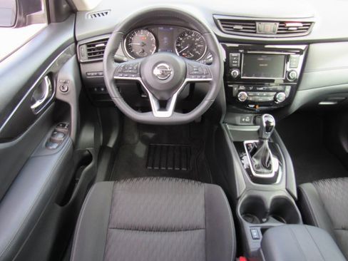 Used 2020 Nissan Rogue SV image 11