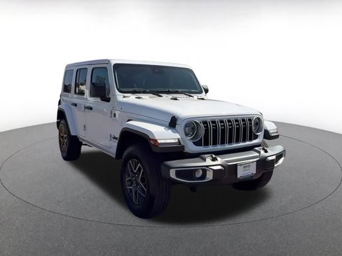 Used 2025 Jeep Wrangler Sahara image 3