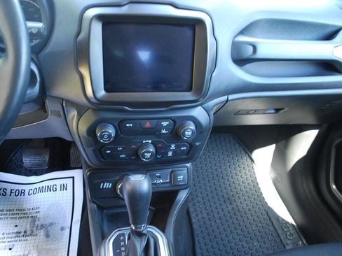 Used 2022 Jeep Renegade Latitude AWD/4WD image 8