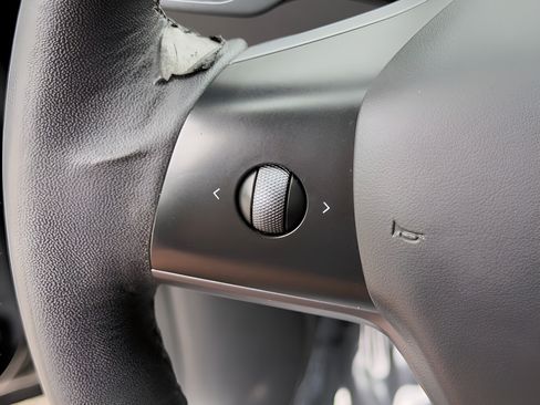 Used 2023 Tesla Model Y Performance AWD/4WD image 9