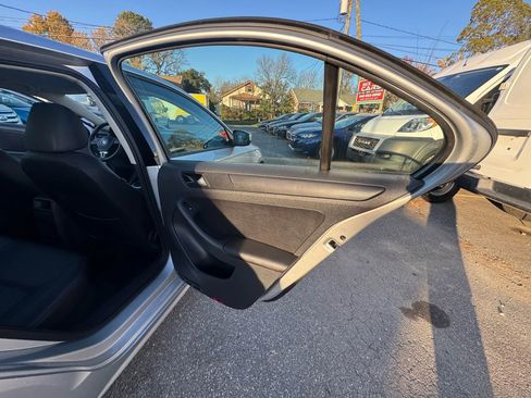 Used 2011 Volkswagen Jetta SE image 17