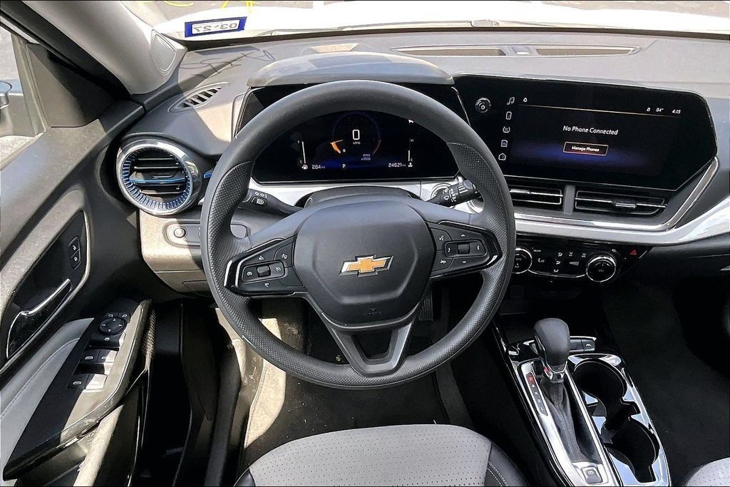 Used 2025 Chevrolet Trax LT FWD image 8