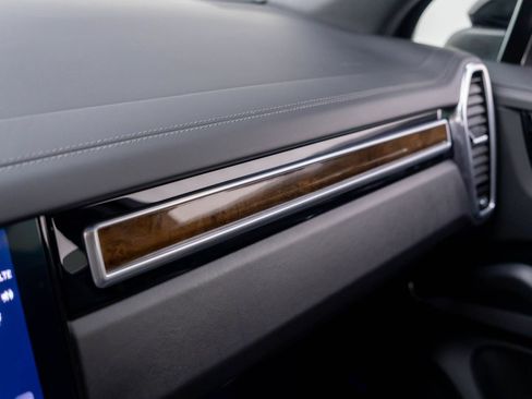 Certified 2023 Porsche Cayenne Platinum Edition AWD/4WD image 32