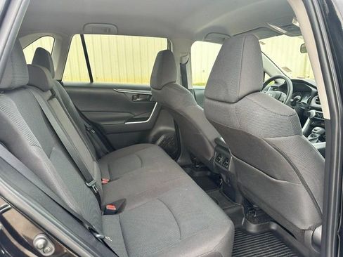 Used 2022 Toyota RAV4 LE AWD/4WD image 10