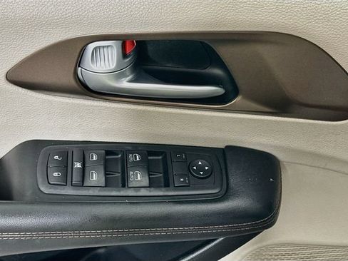 Used 2018 Chrysler Pacifica Touring-L FWD image 22