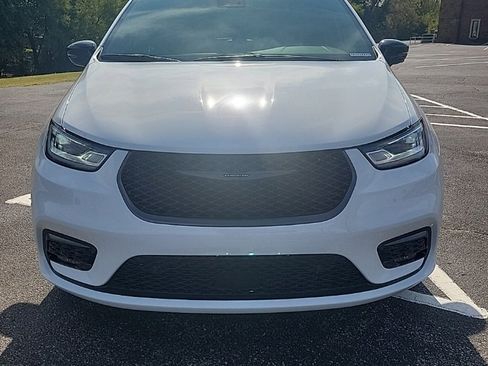 New 2026 Chrysler Pacifica Select image 2