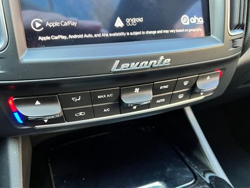 Used 2018 Maserati Levante image 39