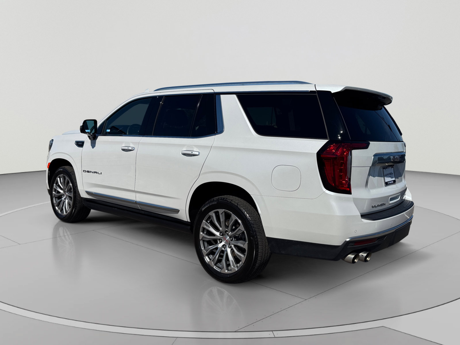 Used 2021 GMC Yukon Denali w/ Denali Premium Package AWD/4WD image 3