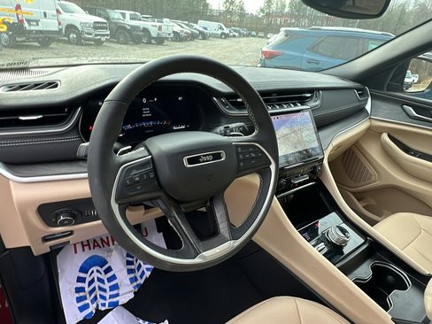 Used 2024 Jeep Grand Cherokee Limited image 25