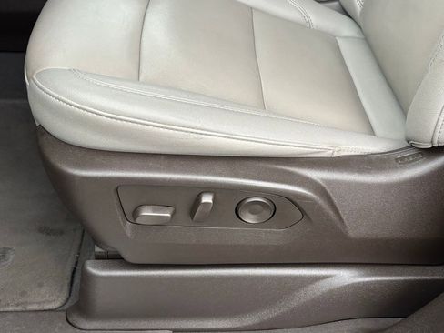 Used 2024 Chevrolet Suburban LT RWD image 13