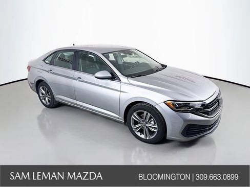 Used 2024 Volkswagen Jetta SE image 1