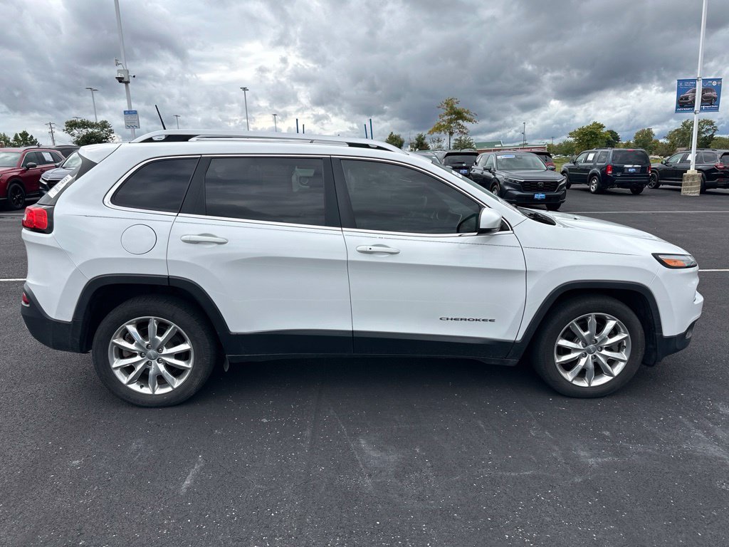 Used 2017 Jeep Cherokee Limited w/ Luxury Group FWD image 14