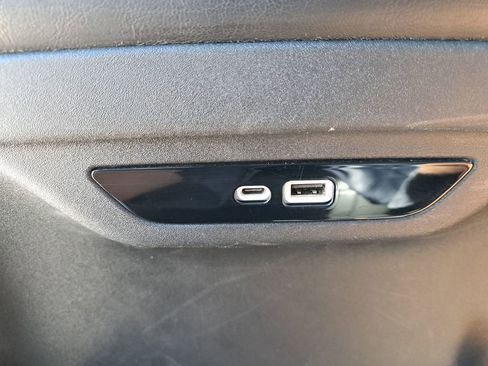 Used 2024 Chrysler Pacifica Touring-L image 8