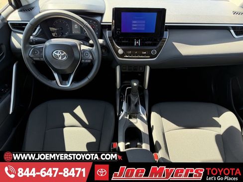Used 2025 Toyota Corolla Cross LE image 13