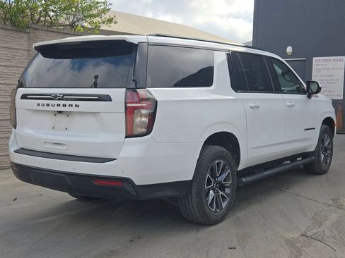 Used 2023 Chevrolet Suburban Z71 image 3