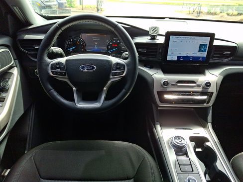 Used 2023 Ford Explorer XLT AWD/4WD image 12