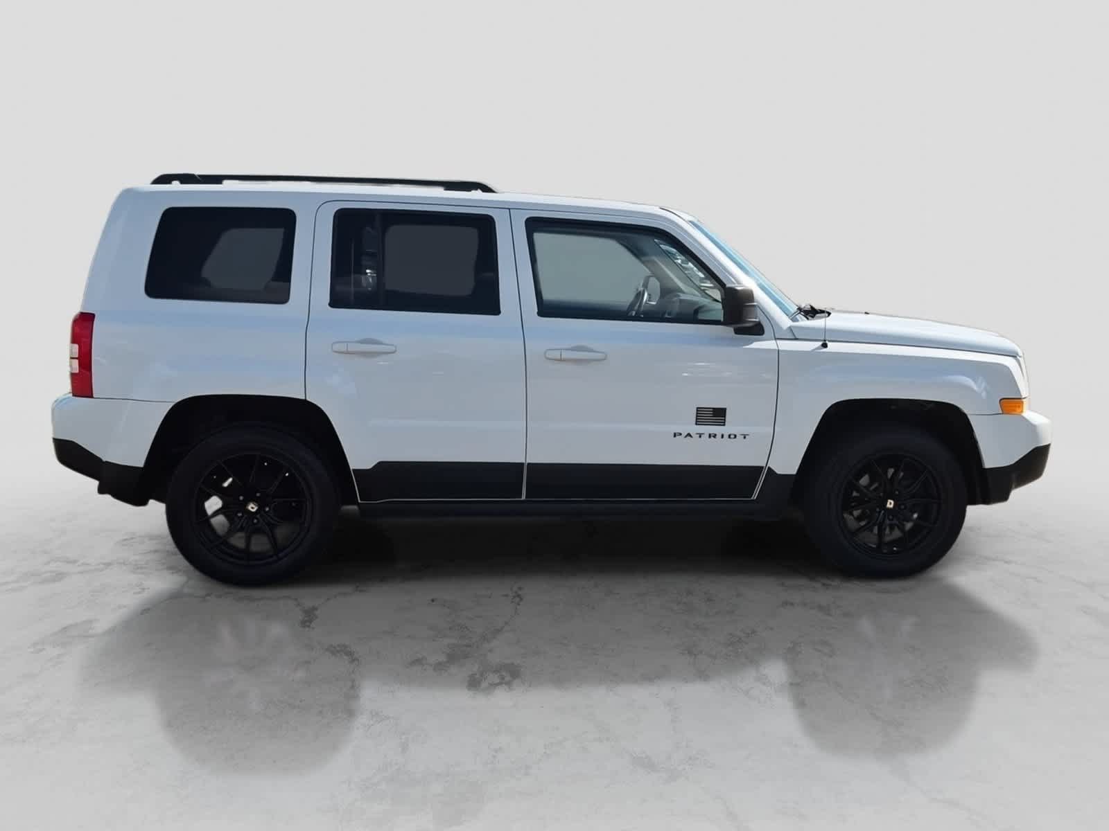 Used 2017 Jeep Patriot Latitude FWD image 9