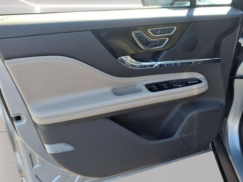 Used 2023 Lincoln Corsair AWD w/ Equipment Group 101A image 8