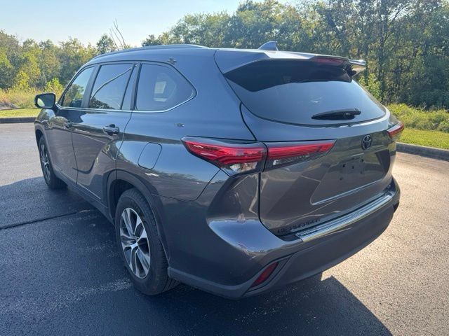 Used 2023 Toyota Highlander XLE FWD image 5