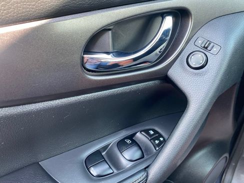 Used 2016 Nissan Rogue SV AWD/4WD image 14