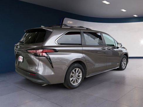 Used 2021 Toyota Sienna LE image 5