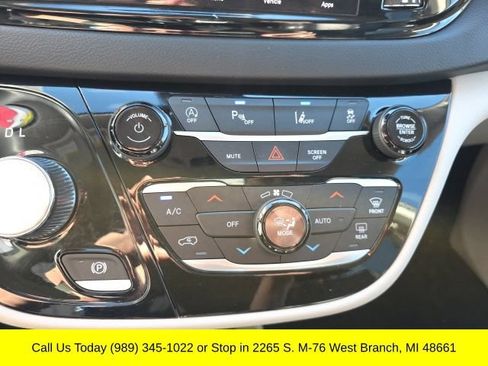 Used 2023 Chrysler Pacifica Touring-L FWD image 23
