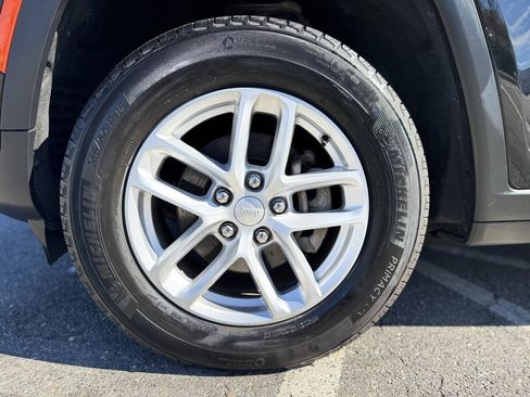 Used 2024 Jeep Grand Cherokee Laredo X image 3