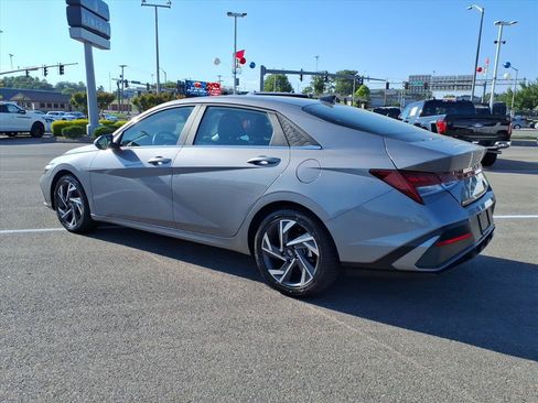 Used 2025 Hyundai Elantra Limited FWD image 3