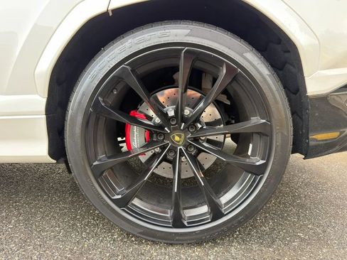 Used 2022 Lamborghini Urus AWD/4WD image 13