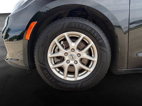 Used 2024 Chrysler Pacifica Touring-L FWD image 11